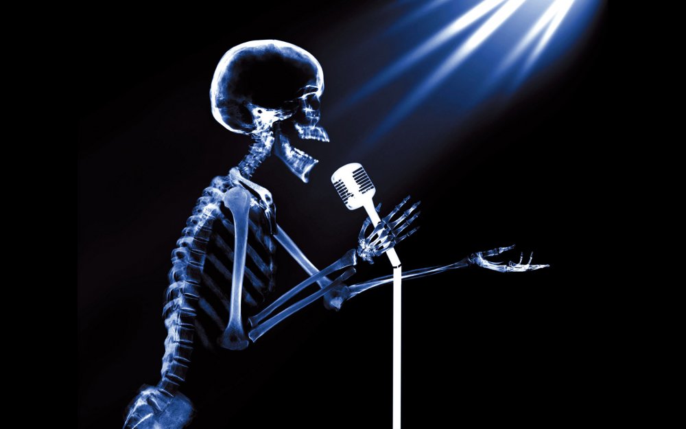 Скелет с микрофоном