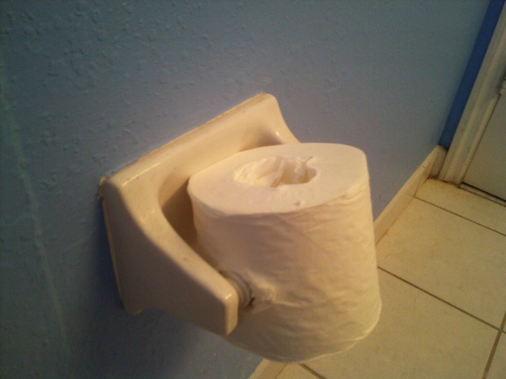 Большой рулон туалетной бумаги