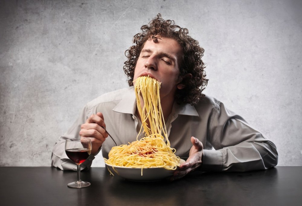 Ест спагетти