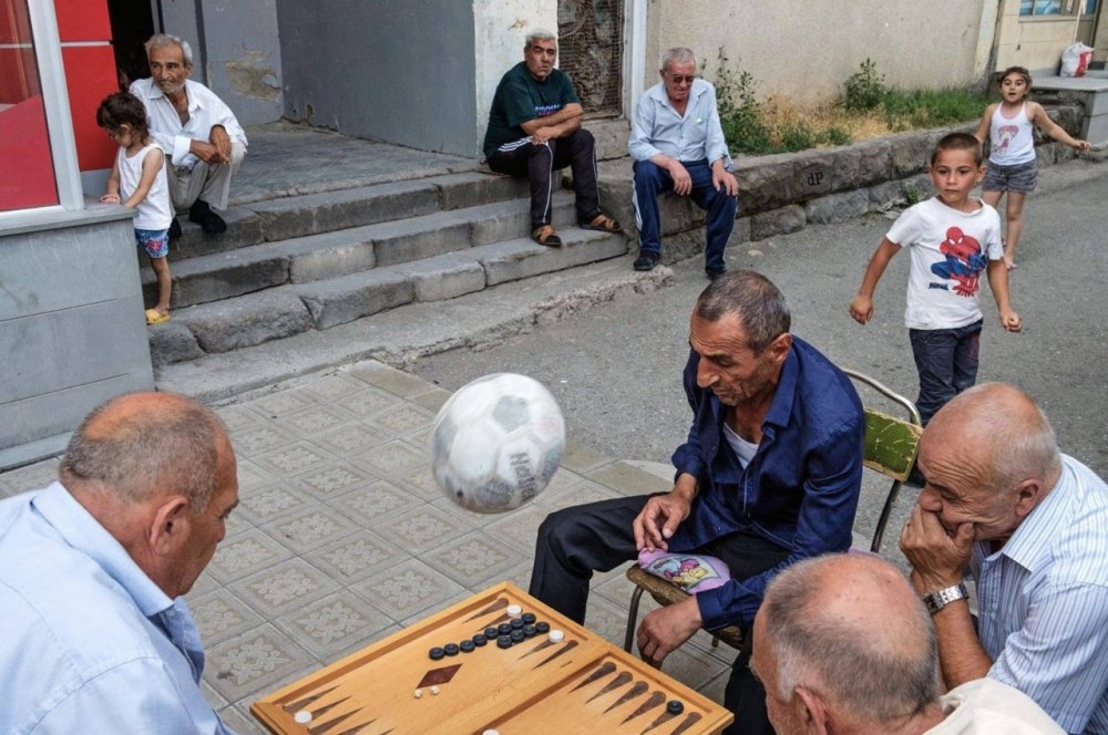 Армяне в нарды играют