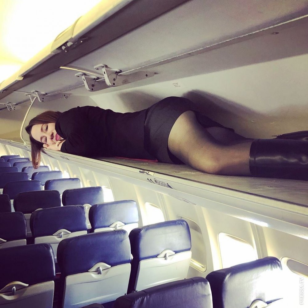 Женские ноги в самолете