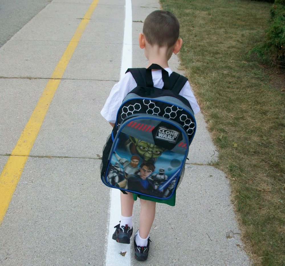 Школьник с тяжелым рюкзаком