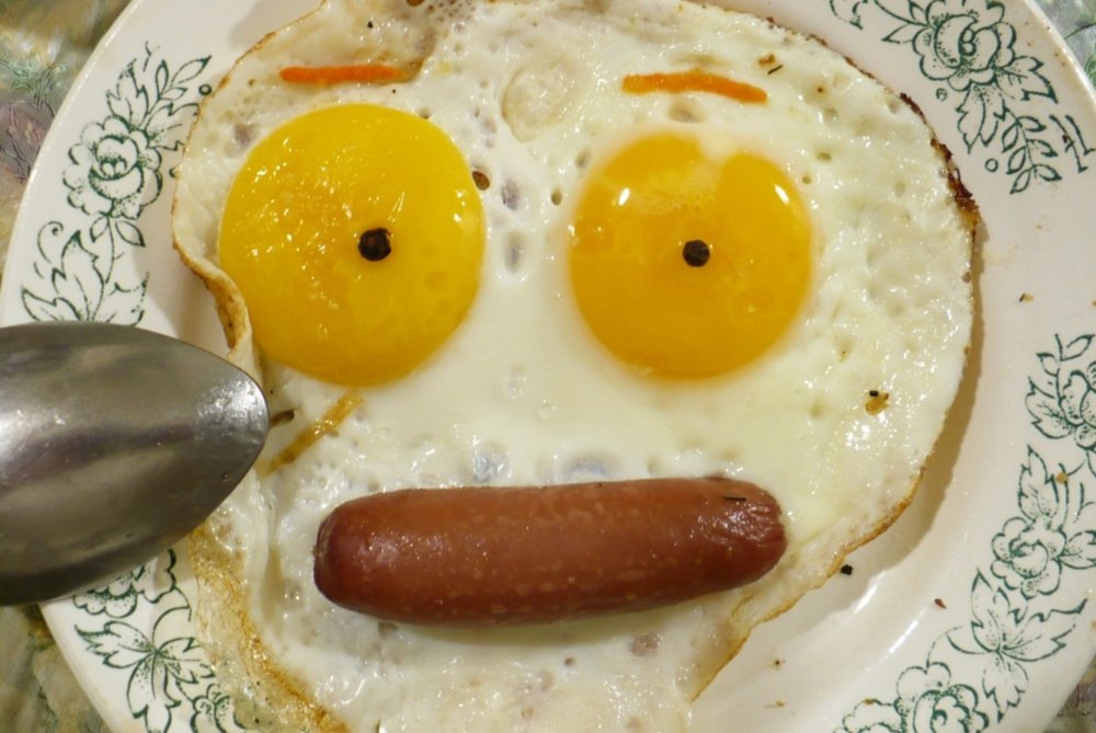 Завтрак из яиц и сосисок прикольные