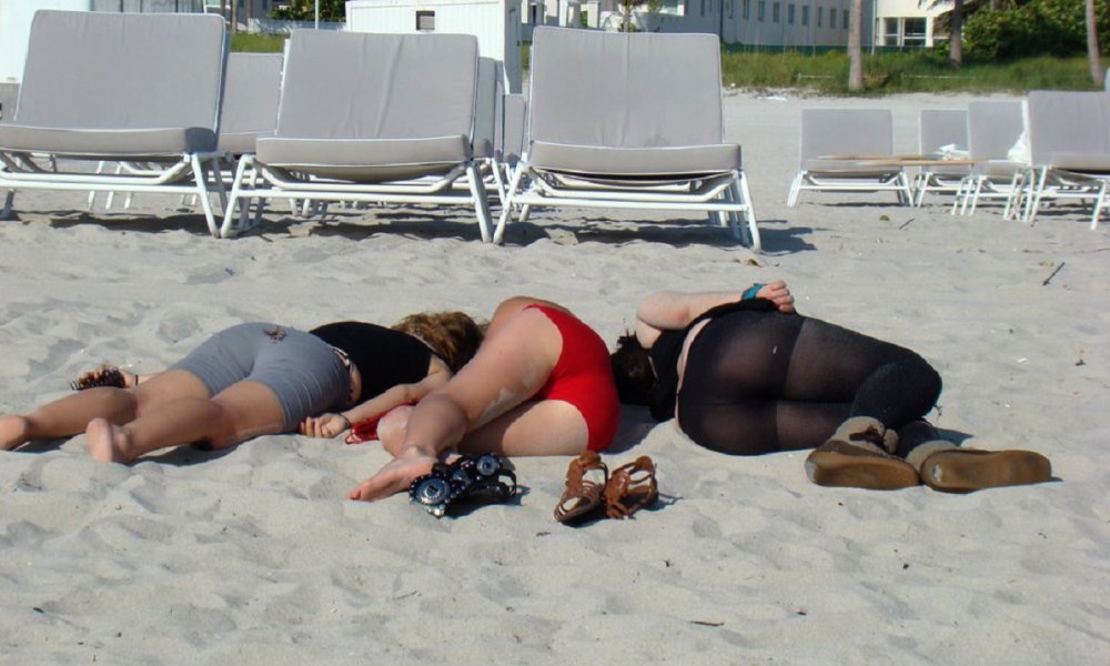 Пьяная женщина на пляже