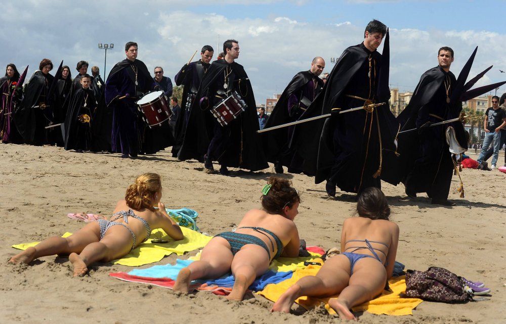 Священники на пляже