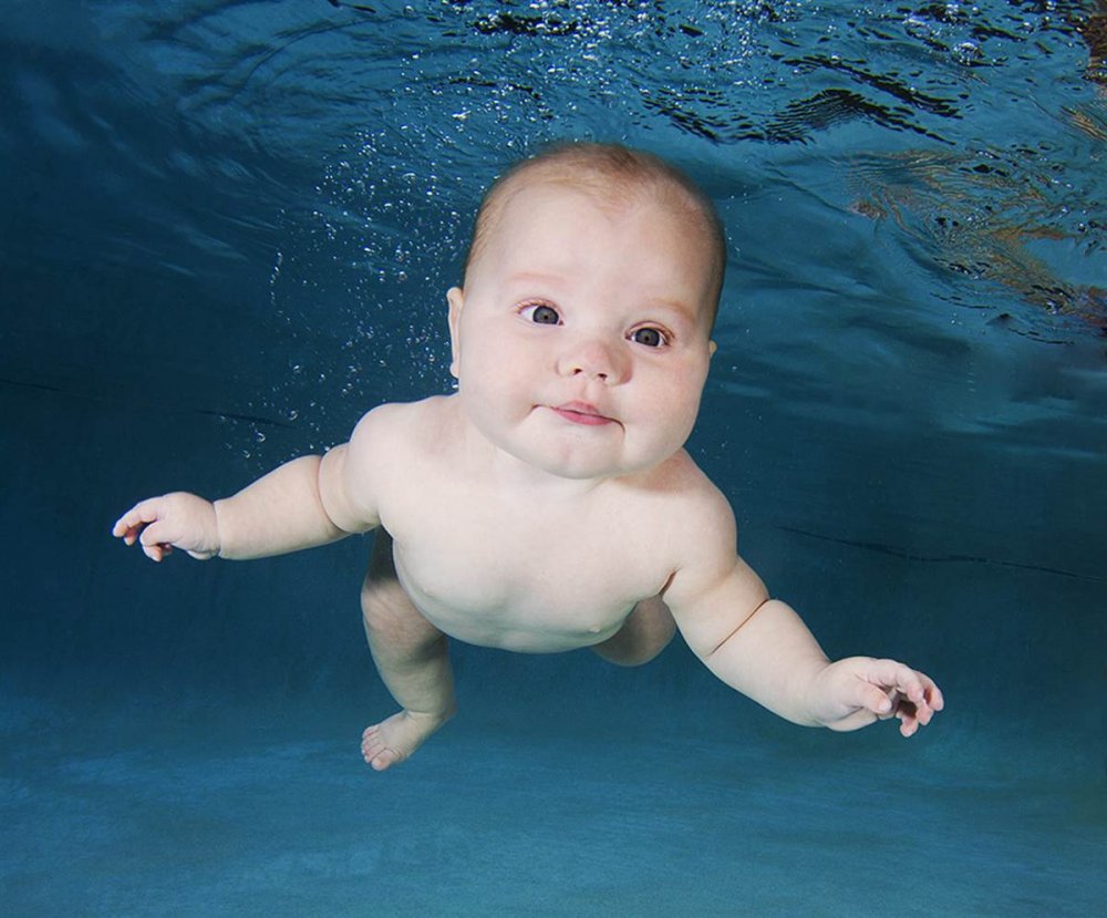 Маленький ребенок плавает