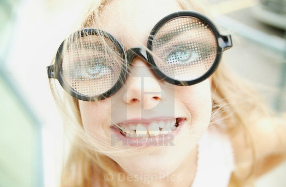 Веселая девушка в очках для зрения