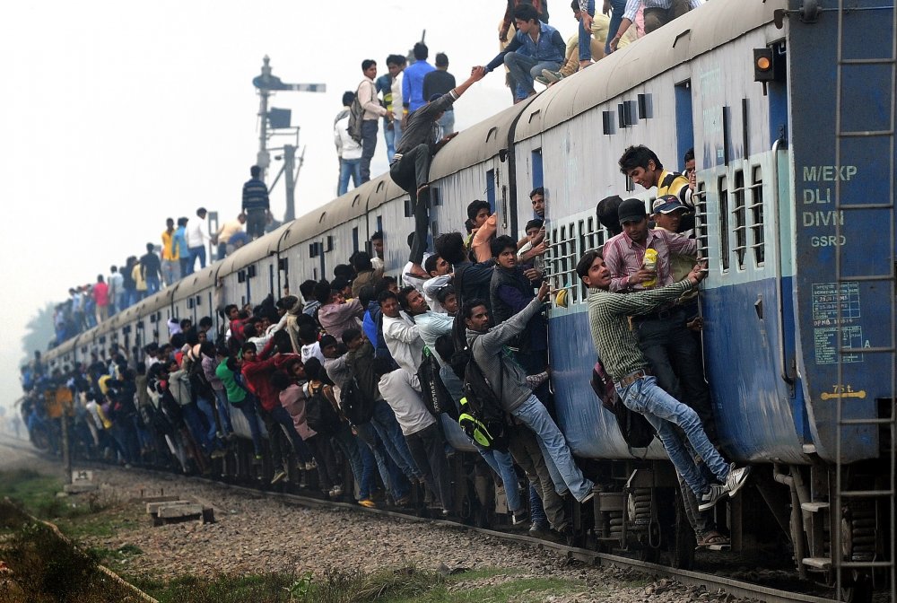 Поезд в Индии с людьми
