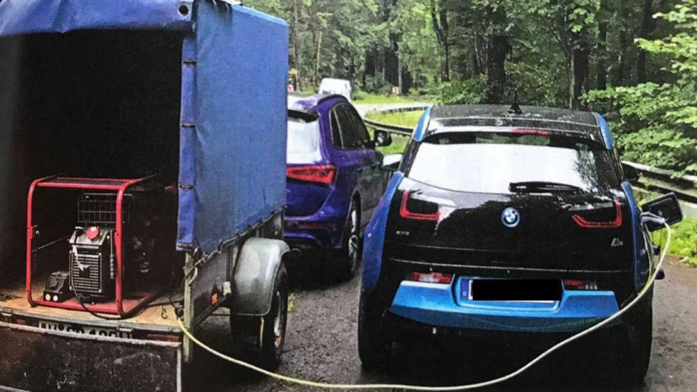 Тесла с бензогенератором в багажнике