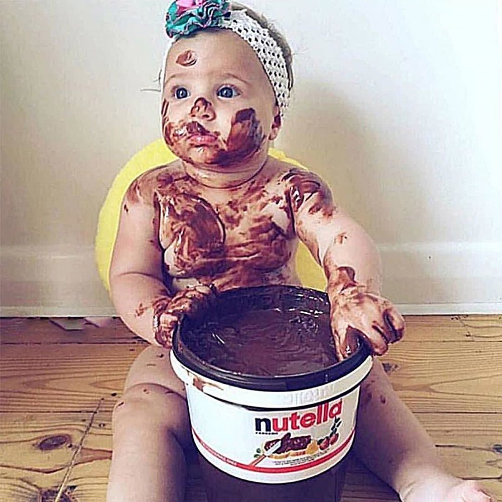 Малыш измазанный в шоколаде