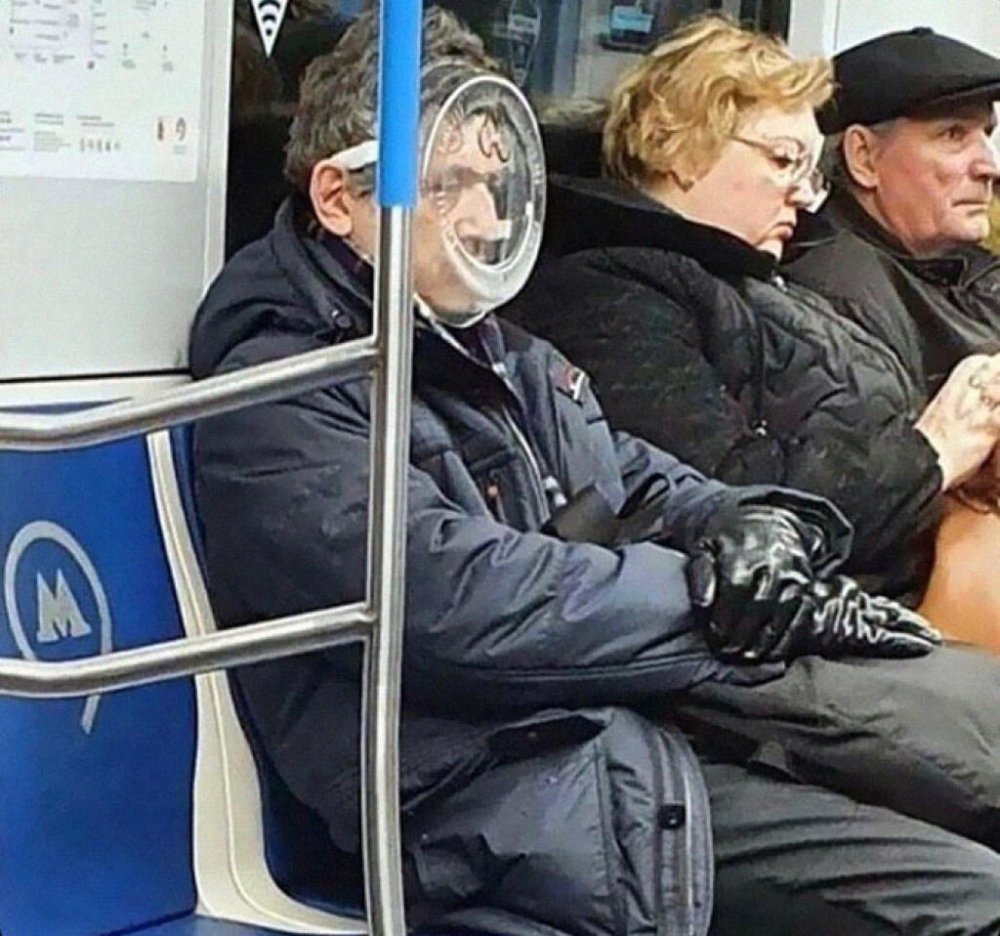 Мужчины в Московском метро