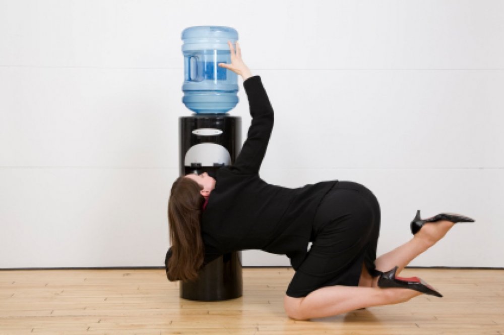 Пить воду в офисе