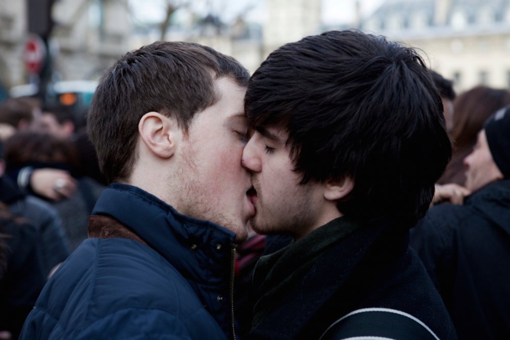 Чеченцы целуются