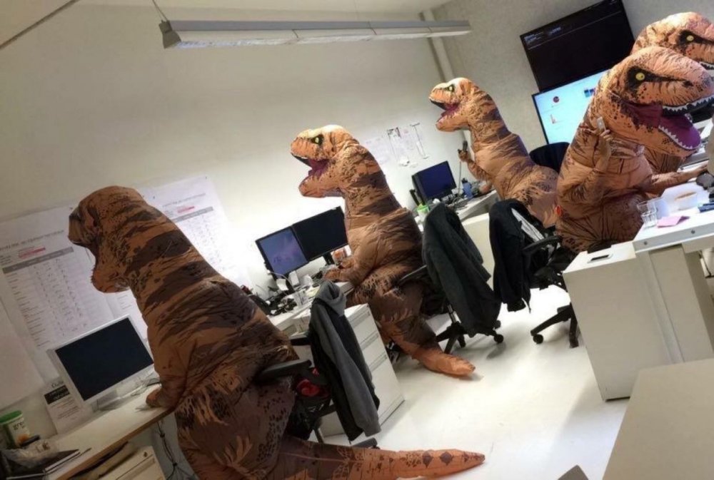 Динозавры в офисе Мем