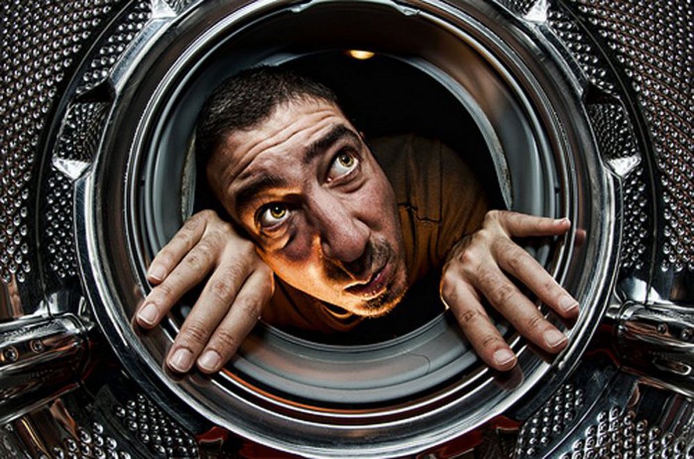 Человек в стиральной машине