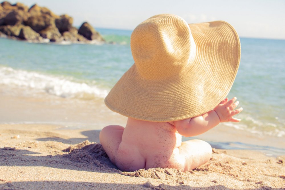 Ребенок на пляже в панамке