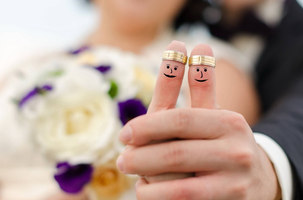 Необычные Свадебные кольца на пальцах