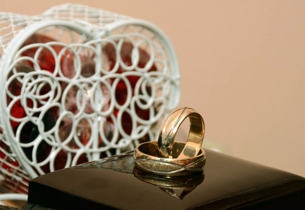 Супружеские кольца на столе