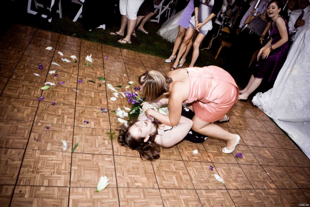 Девушки ловят букет невесты