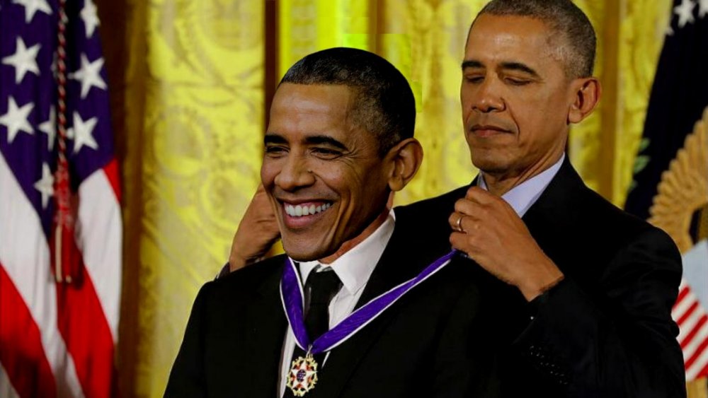 Барак Обама награждает Барака Обаму