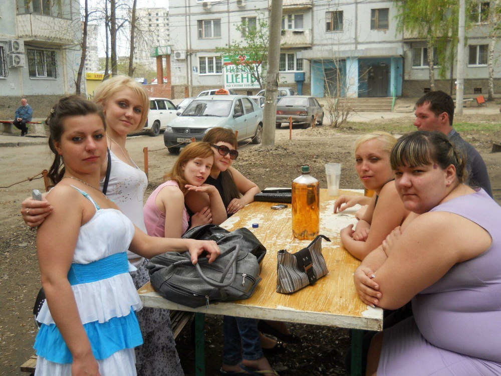 Сельские девушки с пивом