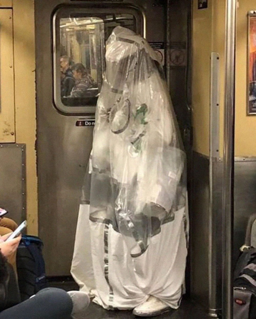Люди в масках в Московском метро