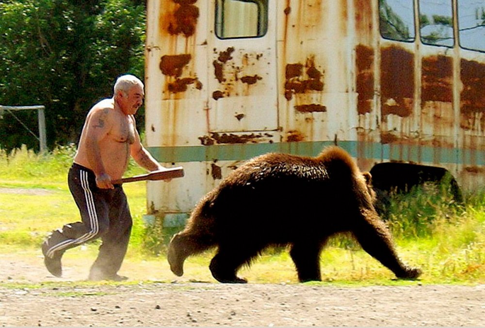 Мужик бежит за медведем