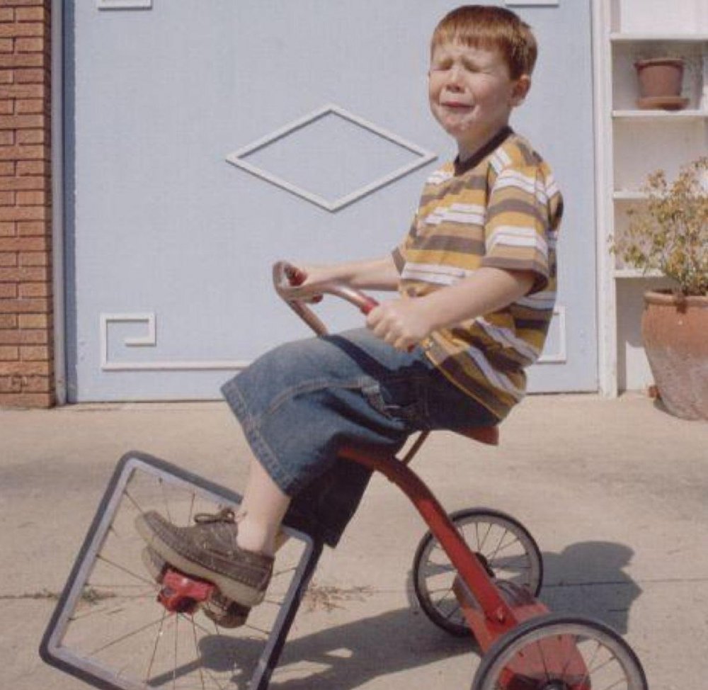 Мальчик на велосипеде с квадратным колесом