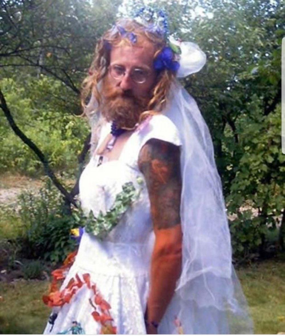 Парень в платье невесты