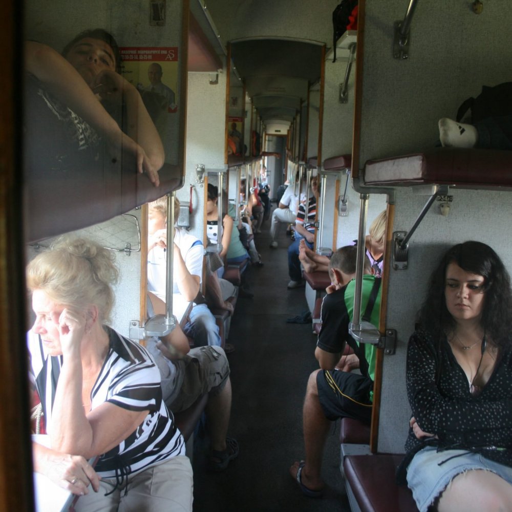 Девушка в вагоне поезда