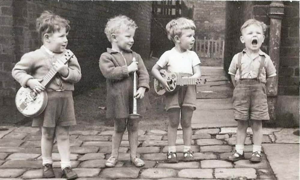 Дети весело поют