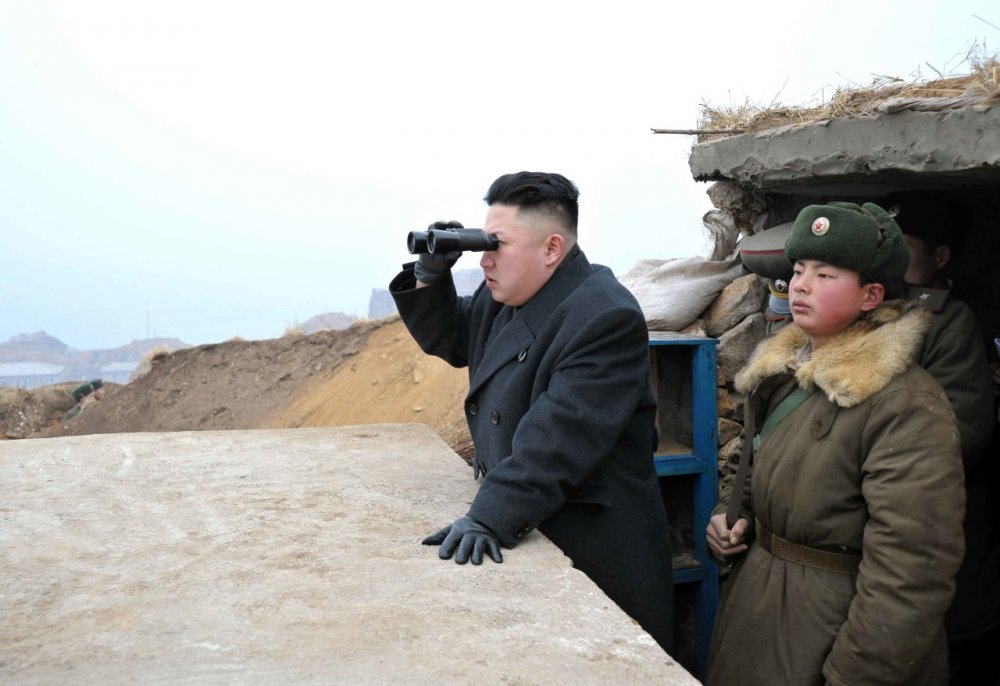Ким Чен Ын с биноклем