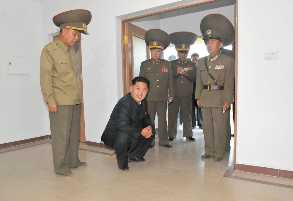 Ким Чен Ын на корточках