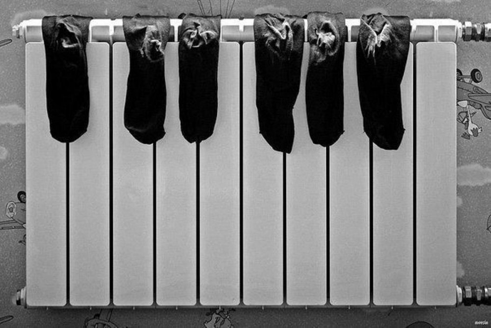 Носки на батарее пианино