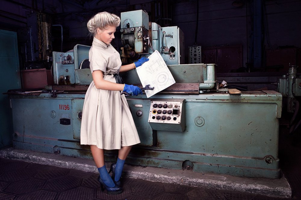 Женщина у станка на заводе