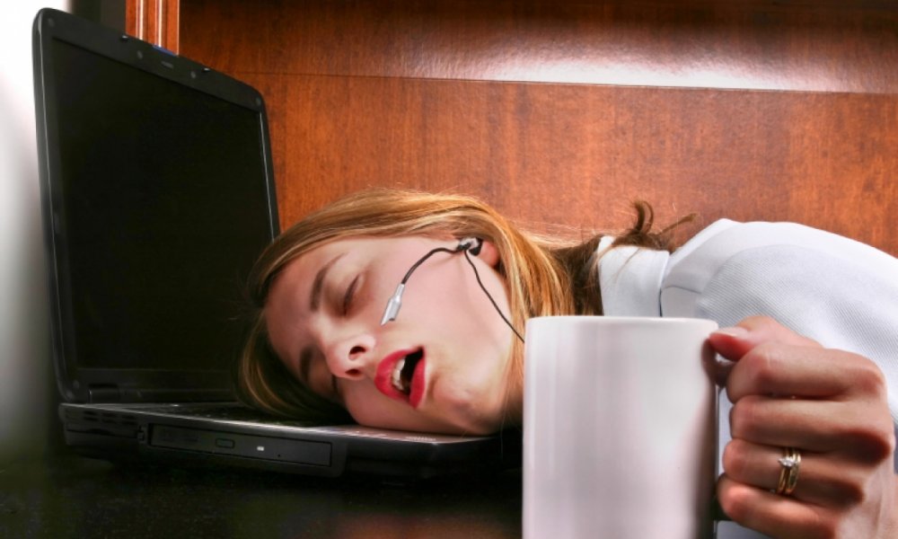 Женщина спит за компьютером