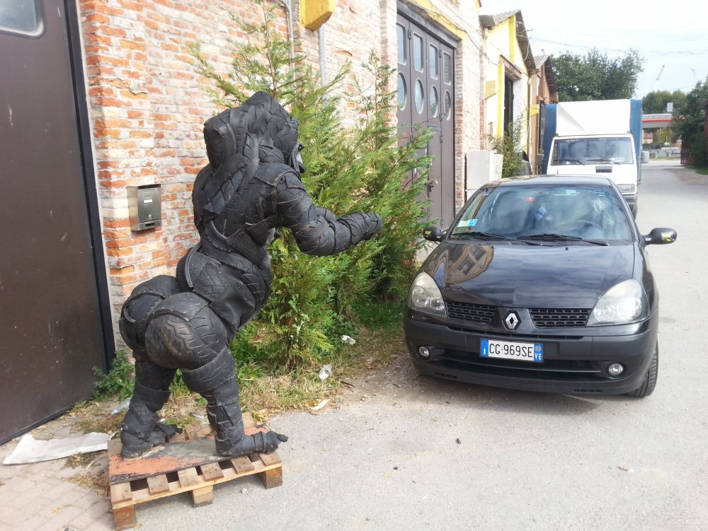 Скульптура Кинг Конга из автомобильных шин