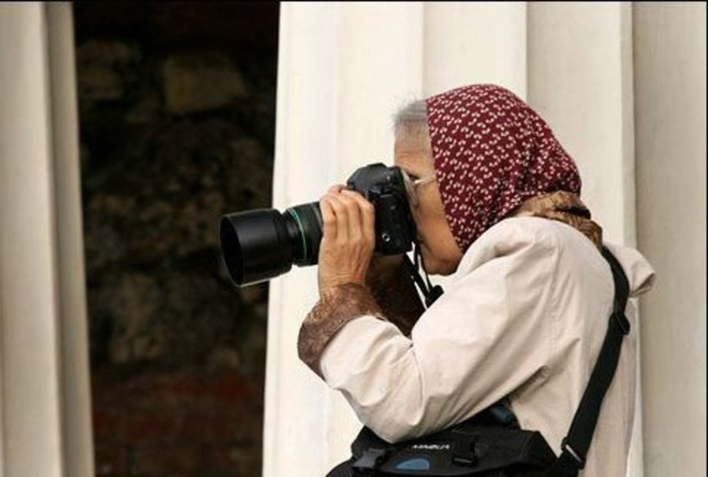 Бабушка с фотоаппаратом