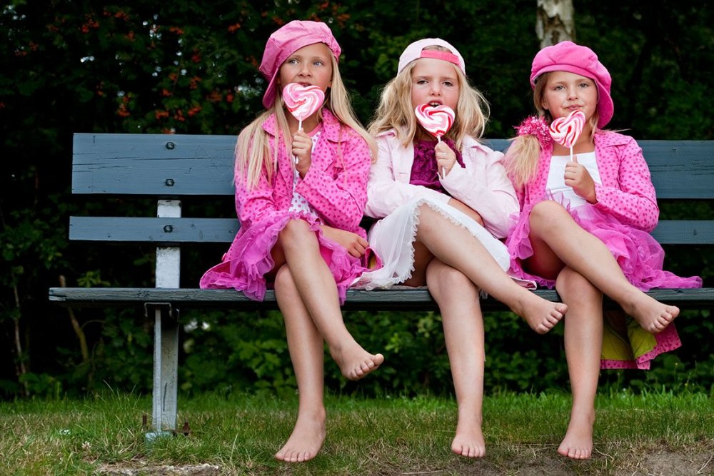 Три девочки на скамейке