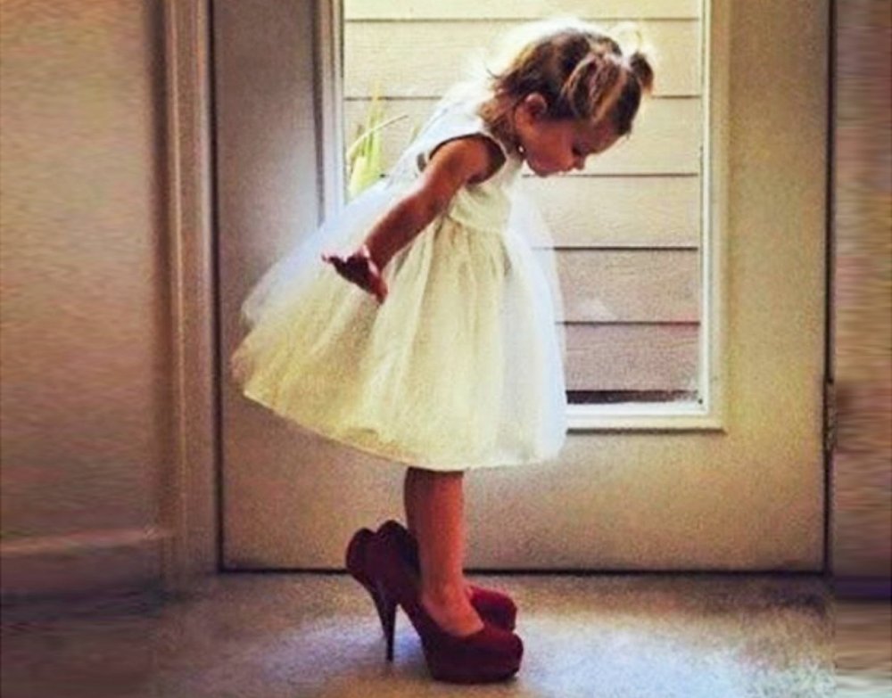Девочка в маминых туфлях