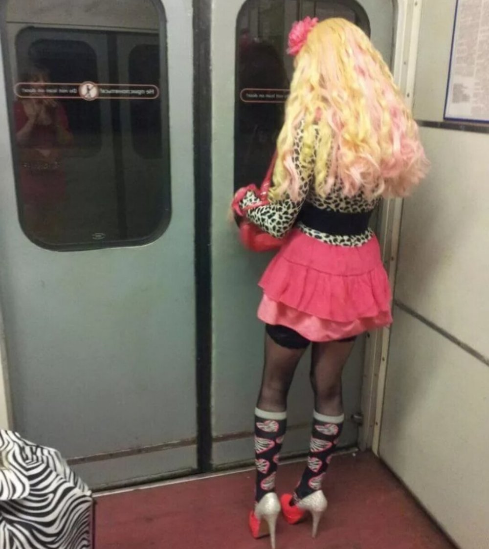Странные девушки в метро