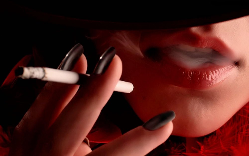 Женские губы с сигарой