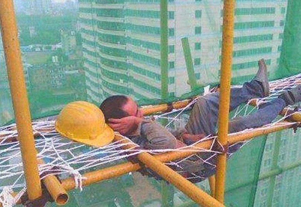 Строитель спит на стройке