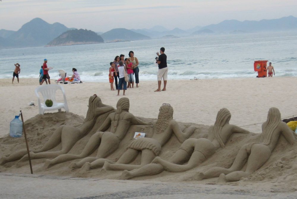Фигуры из песка на пляже