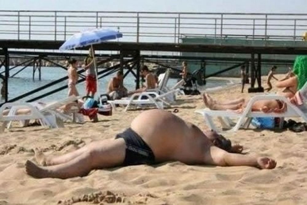 Толстяк на пляже