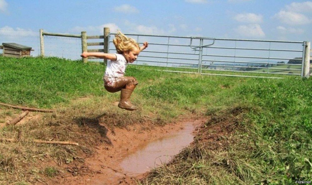 Дети прыгают в грязи