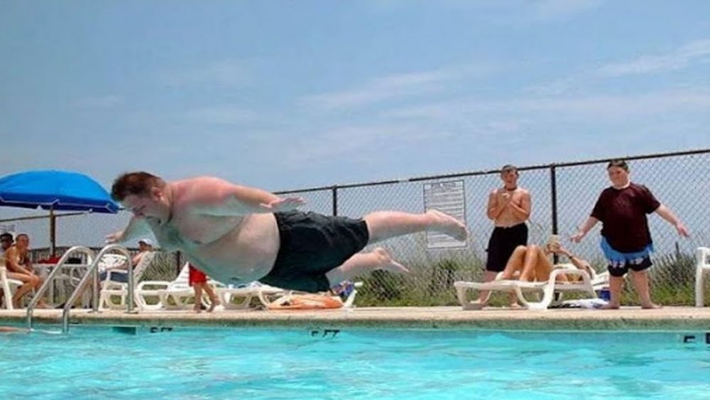 Толстый человек в бассейне