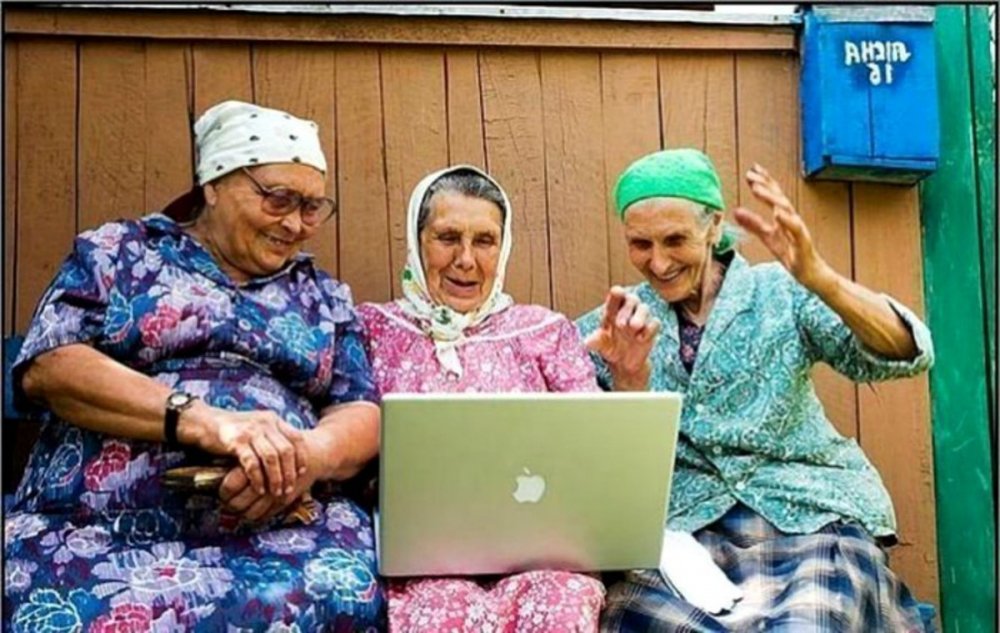 Бабушка деревня за компьютером
