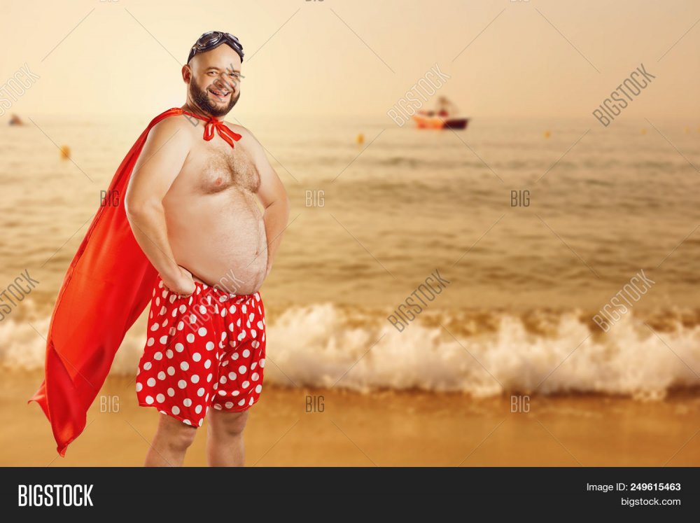 Толстый человек на пляже