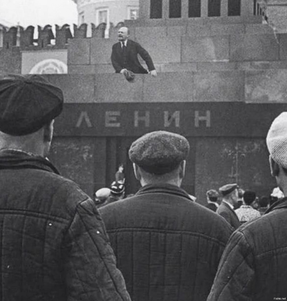 Двойники Ленина и Сталина на красной площади
